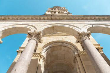 Kroatien, Gespanschaft Split-Dalmatien, Split, Bögen vor dem Turm der Kathedrale des Heiligen Domnius - TAMF04149