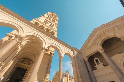 Kroatien, Gespanschaft Split-Dalmatien, Split, Bögen vor dem Turm der Kathedrale des Heiligen Domnius - TAMF04151