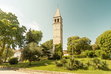 Kroatien, Gespanschaft Split-Dalmatien, Split, Grüne Bäume vor dem Glockenturm von St. Arnir - TAMF04152