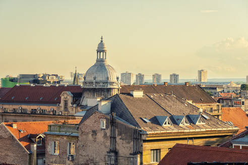 Kroatien, Zagreb, Wohnhausdächer mit Kuppel im Hintergrund - TAMF04158