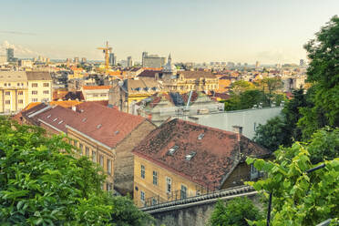Kroatien, Zagreb, Dächer von Wohnhäusern im Sommer - TAMF04159