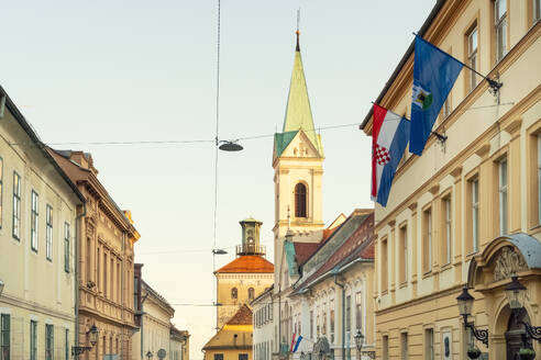 Kroatien, Zagreb, Stromleitungen hängen vor dem Kroatischen Museum für Naive Kunst - TAMF04161