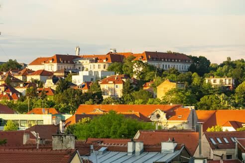 Kroatien, Zagreb, Oberstadt mit Kaptol-Festung im Hintergrund - TAMF04164