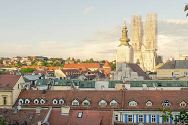Kroatien, Zagreb, Häuser vor der Kathedrale von Zagreb - TAMF04165
