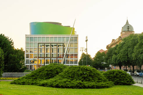 Kroatien, Zagreb, Grüne Büsche vor der Musikakademie - TAMF04168