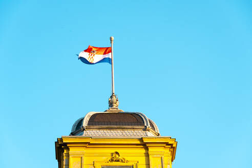 Kroatien, Zagreb, kroatische Flagge auf dem Kroatischen Nationaltheater - TAMF04169