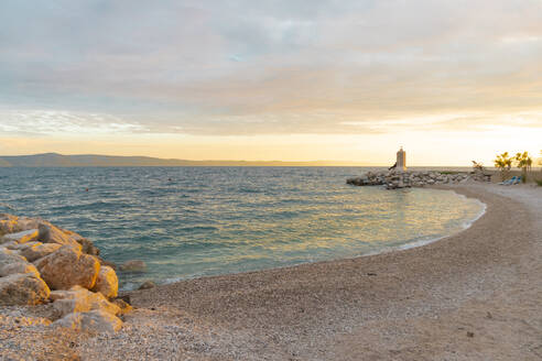 Kroatien, Gespanschaft Split-Dalmatien, Podgora, Adriastrand in der Abenddämmerung - TAMF04172