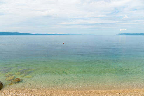 Kroatien, Gespanschaft Split-Dalmatien, Podgora, Ebenes Adriatisches Ufer - TAMF04174