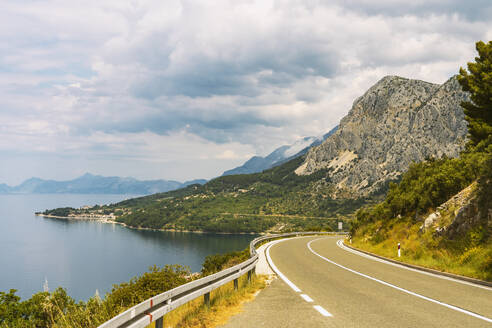 Kroatien, Leere Autobahn entlang der Küste der Makarska Riviera - TAMF04175