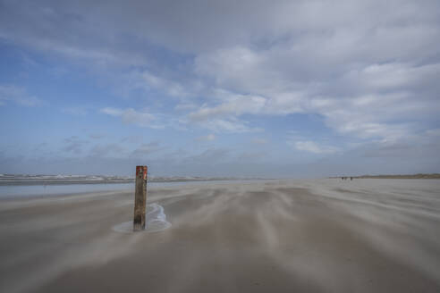 Niederlande, Friesland, Terschelling, Entfernungsmarkierung am leeren Strand - KEBF02821