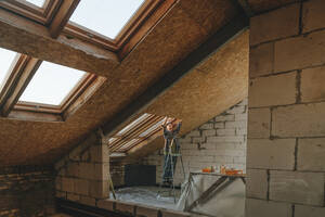 Bauarbeiter bei der Reparatur eines Fensters in einem zu renovierenden Raum - YTF01623