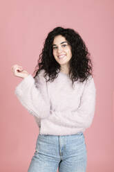 Glückliche junge Frau vor rosa Hintergrund - LMCF00809