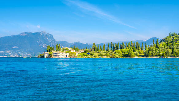 Italien, Venetien, Punta San Vigilio, Gardasee im Sommer mit Stadt im Hintergrund - MHF00748