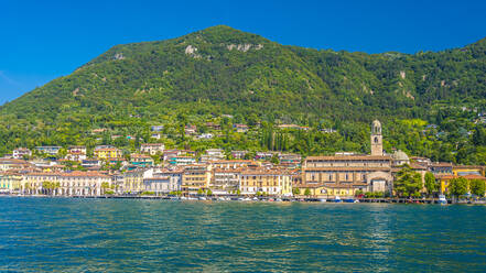 Italien, Lombardei, Salo, Stadt am Ufer des Gardasees im Sommer - MHF00750