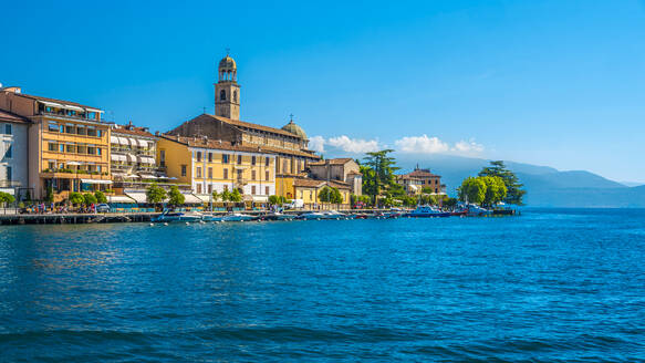 Italien, Lombardei, Salo, Stadt am Ufer des Gardasees im Sommer - MHF00751