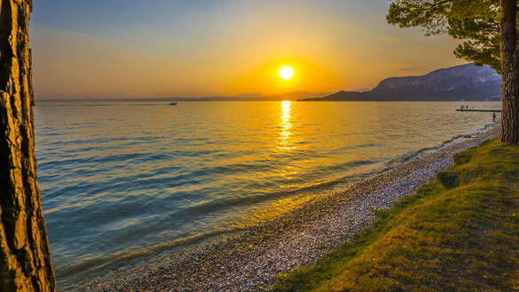 Italien, Venetien, Bardolino, Ufer des Gardasees bei Sonnenuntergang - MHF00754