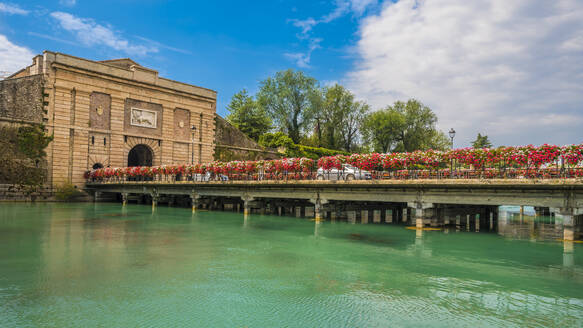 Italien, Venetien, Peschiera del Garda, Mit blühenden Blumen geschmückte Brücke - MHF00757