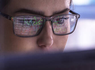 Geschäftsfrau mit Brille bei der Analyse von Finanzmarktdaten am Computer - ABRF01121