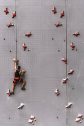 Sportler beim Sporttraining in der Boulderhalle - PBTF00408