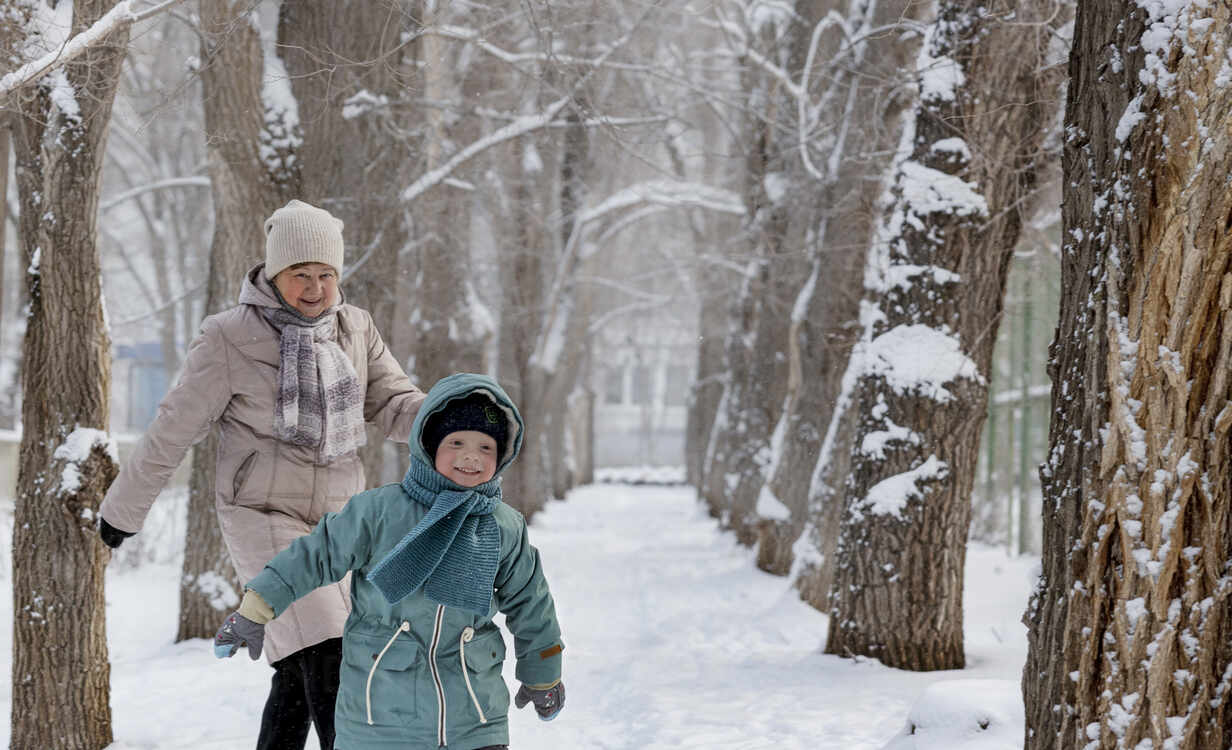 La Mujer Tiene Diversión En La Nieve En El Bosque De Invierno