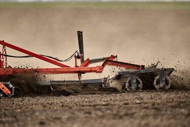 Traktor mit Pflug bei der Kultivierung eines Feldes im Frühjahr - NOF00912
