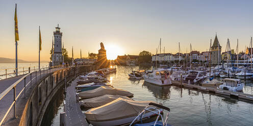 Deutschland, Bayern, Lindau, Hafen am Bodensee bei Sonnenuntergang - WDF07516