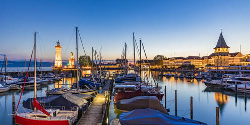 Deutschland, Bayern, Lindau, Hafen am Bodensee in der Abenddämmerung - WDF07518