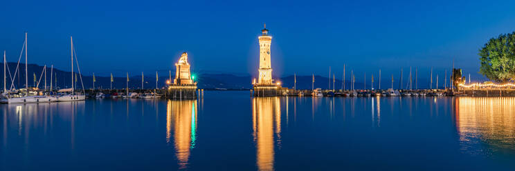 Deutschland, Bayern, Lindau, Hafen der Stadt am Ufer des Bodensees bei Nacht mit Leuchtturm und bayerischer Löwenskulptur im Hintergrund - WDF07519