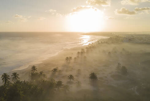 Luftaufnahme einer langen Küstenlinie mit Strand bei Sonnenuntergang in Punta Cana, La Altagracia, Dominikanische Republik. - AAEF25146