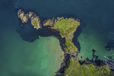 Luftaufnahme einer felsigen Landzunge entlang der Küstenlinie mit Klippen in Nordirland, Vereinigtes Königreich. - AAEF25147