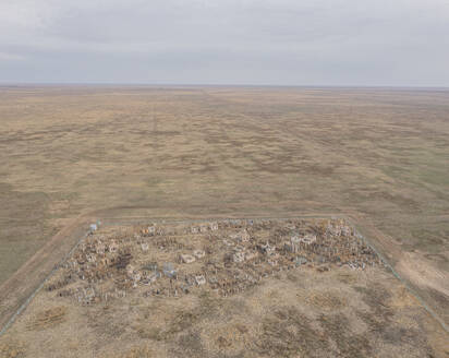 Luftaufnahme eines Friedhofs auf dem Land, Wolgograd Oblast, Russland. - AAEF25152