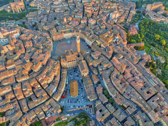 Luftaufnahme des Stadtbilds von Siena in Siena, Toskana, Italien. - AAEF25165