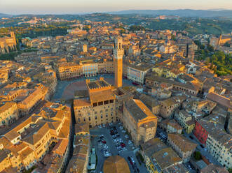 Luftaufnahme des Stadtbilds von Siena in Siena, Toskana, Italien. - AAEF25168