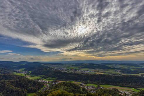 Luftaufnahme der grünen Landschaft von Zürich im Winter, Schweiz. - AAEF25170