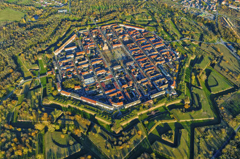 Luftaufnahme der befestigten Stadt Neuf Brisach, Elsass, Frankreich. - AAEF25174