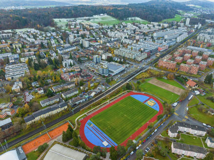 Luftaufnahme des Spielplatzes in Zürich Affoltern in der Stadt Zürich, Schweiz. - AAEF25185