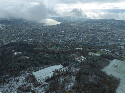 Luftaufnahme der Stadt Zürich am Wintermorgen, Schweiz. - AAEF25195