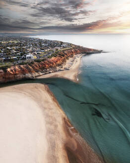 Luftaufnahme des Onkaparinga-Flusses, der in den Ozean mündet, mit den Southport-Klippen im Hintergrund bei Sonnenuntergang. Onkaparinga, South Australia, Australien. - AAEF25245