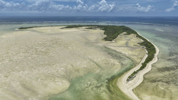 Luftaufnahme des St. Francois-Atolls und der Lagune bei Ebbe, Seychellen. - AAEF25249