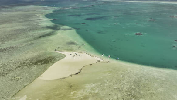 Luftaufnahme des Mittagessens in der Lagune von St. Francois auf den Seychellen. - AAEF25250