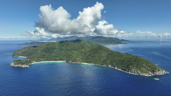 Luftaufnahme von Mahé aus dem Süden der Insel, Seychellen. - AAEF25257