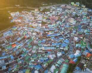 Luftaufnahme des Gamcheon Culture Village bei Sonnenuntergang, Busan, Südkorea. - AAEF25258