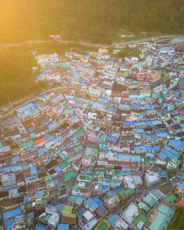 Luftaufnahme des Gamcheon Culture Village bei Sonnenuntergang, Busan, Südkorea. - AAEF25259