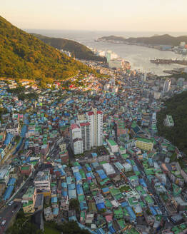 Luftaufnahme des Gamcheon Culture Village bei Sonnenuntergang, Busan, Südkorea. - AAEF25260