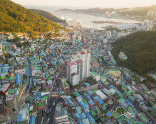 Luftaufnahme des Gamcheon Culture Village bei Sonnenuntergang, Busan, Südkorea. - AAEF25261