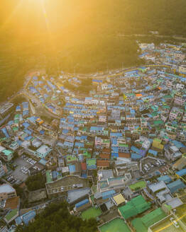 Luftaufnahme des Gamcheon Culture Village bei Sonnenuntergang, Busan, Südkorea. - AAEF25262