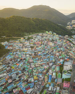 Luftaufnahme des Gamcheon Culture Village bei Sonnenuntergang, Busan, Südkorea. - AAEF25263