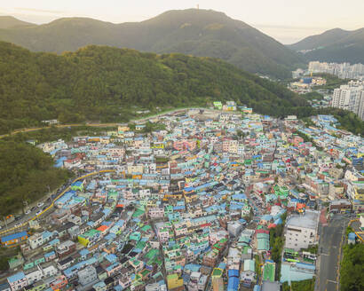 Luftaufnahme des Gamcheon Culture Village bei Sonnenuntergang, Busan, Südkorea. - AAEF25264