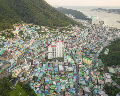 Luftaufnahme des Gamcheon Culture Village bei Sonnenuntergang, Busan, Südkorea. - AAEF25265