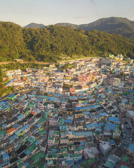 Luftaufnahme des Gamcheon Culture Village bei Sonnenaufgang, Busan, Südkorea. - AAEF25266